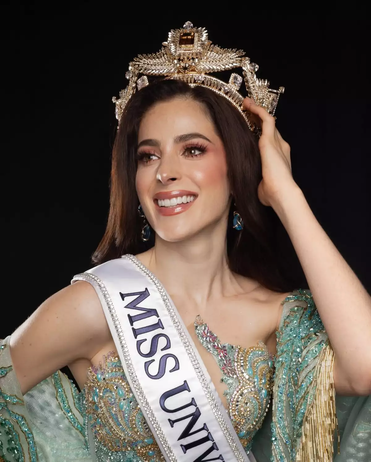 Miss Universo Fátima Bosch protagoniza desfile a favor del autismo en el país