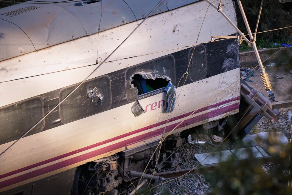 España inicia 3 días de luto por el accidente de tren mientras el número de muertos sube a 41