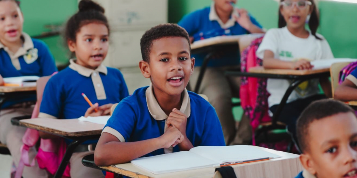 Entregan Bono a Mil por la Educación para estudiantes del sector público