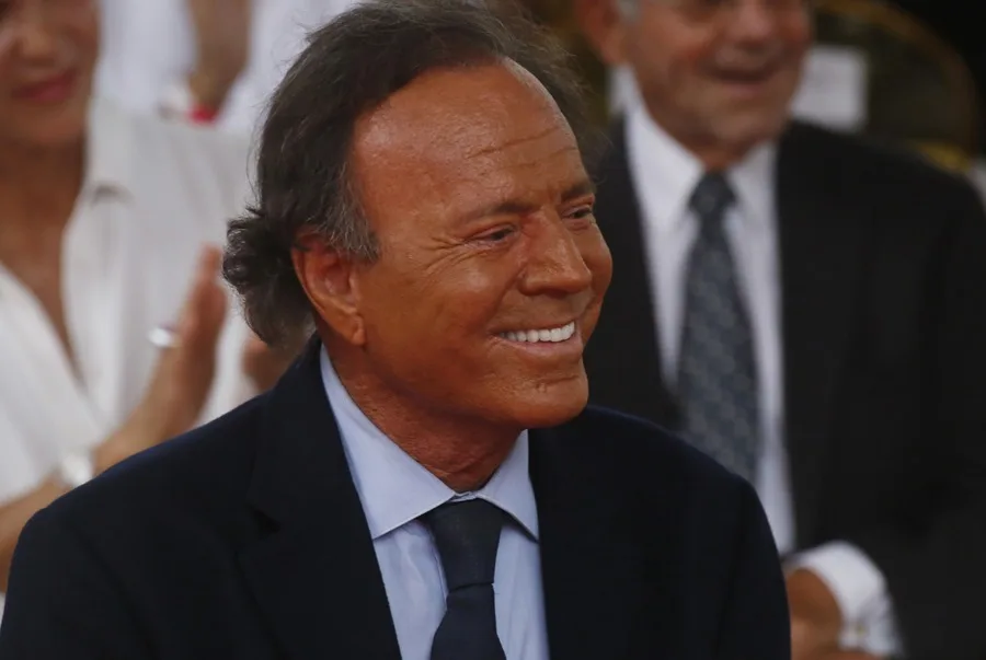 Feministas dominicanas muestran su apoyo a denunciantes contra Julio Iglesias