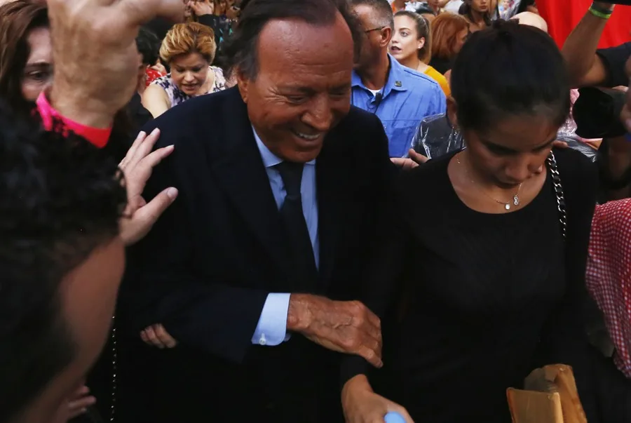 Ayuso afirma que no contribuirá al desprestigio de Julio Iglesias tras hacerse públicas las denuncias por agresión sexual