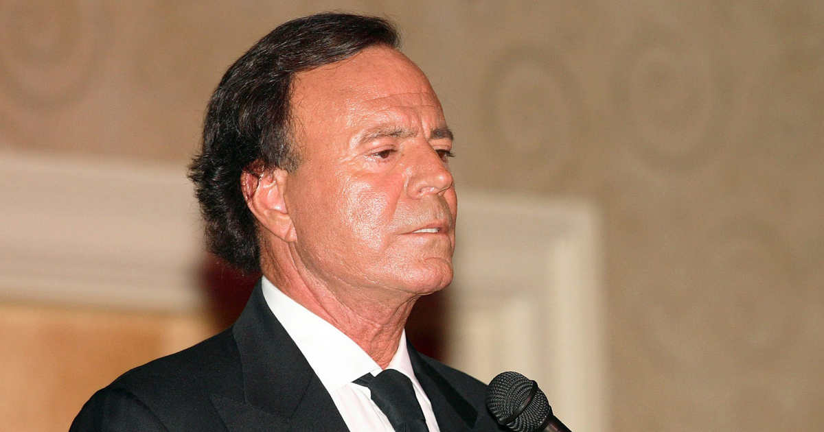 Julio Iglesias niega acusaciones de acoso y agresión sexual y publica conversaciones con ex empleadas