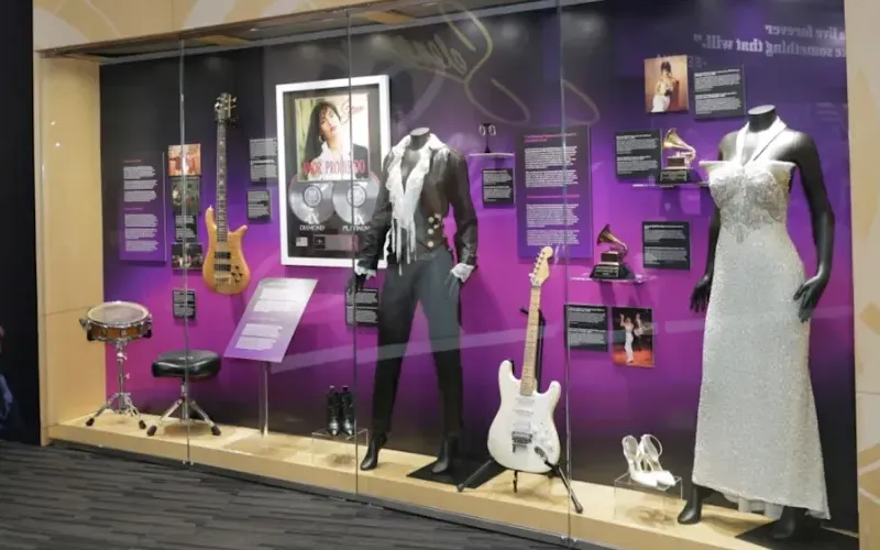 La exhibición de Selena reúne objetos íntimos en un momento clave para su familia
