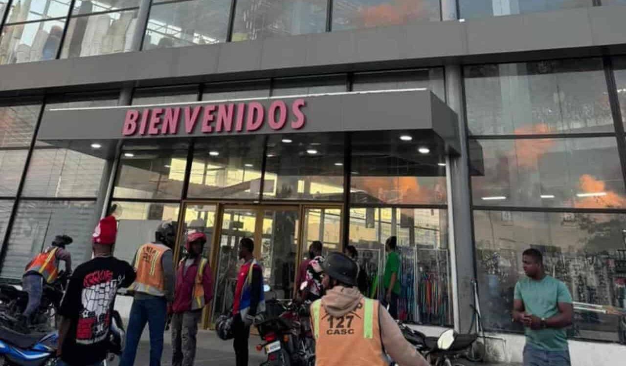 Riña entre empleadas deja tres heridos por arma de fuego en comercio de Verón