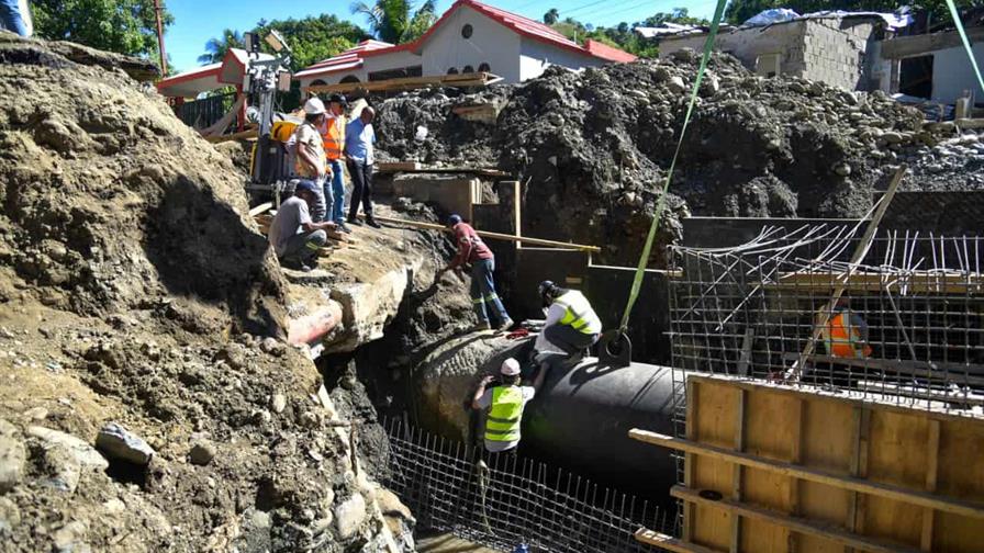 Restablecen suministro de agua tras corregir avería en tubería principal en Sabana Iglesia