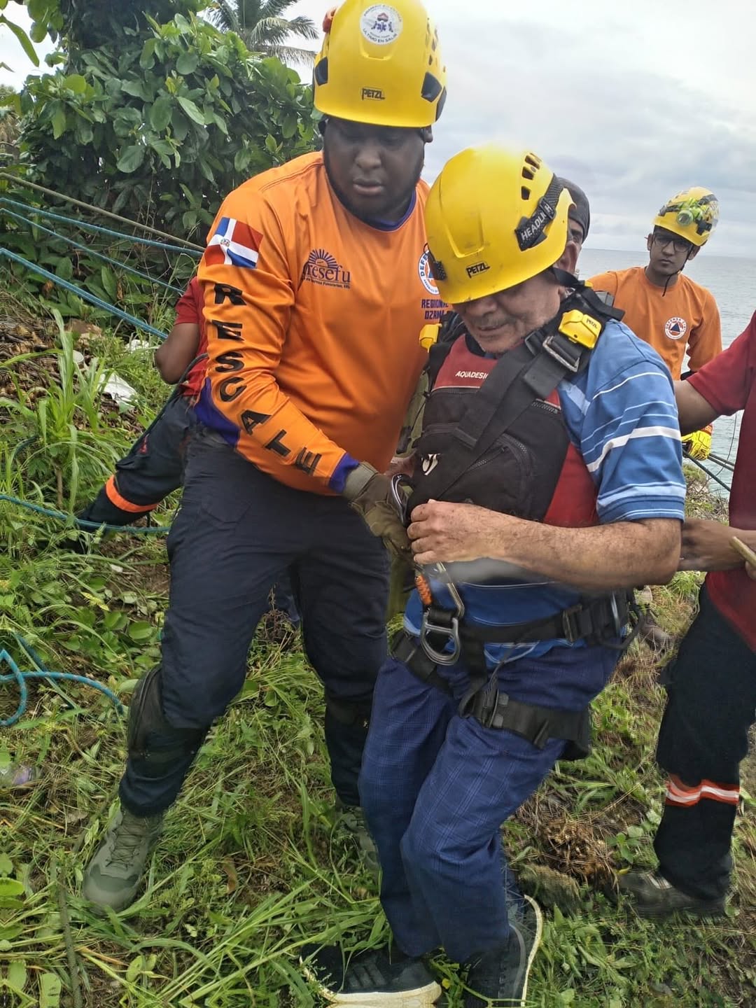 Rescatan a hombre de 70 años tras caer al mar mientras pescaba en SDE