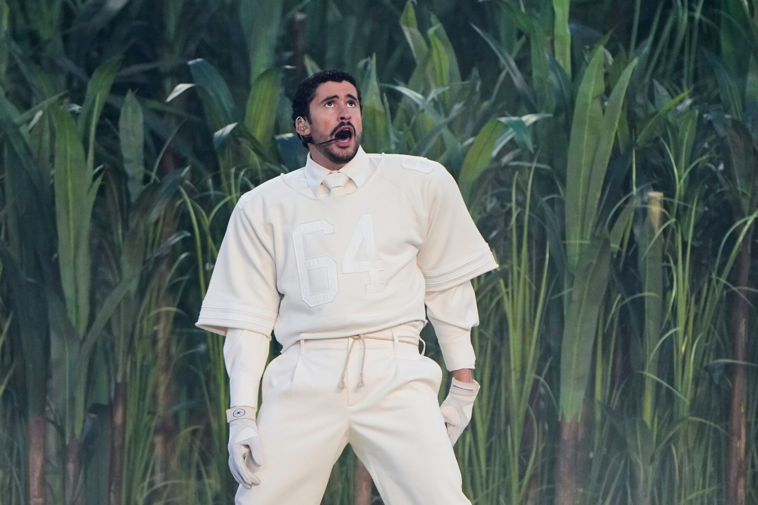 Camisetas como las que Bad Bunny regaló a empleados de Zara, a la venta por 30.000 euros