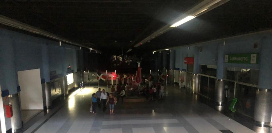 Evacúan a pasajeros de varias estaciones del metro