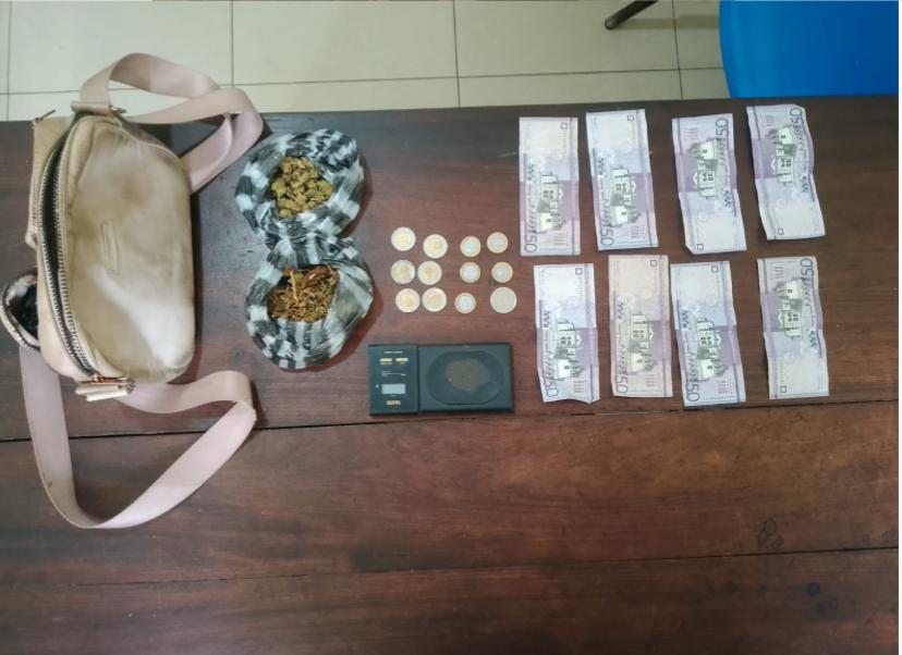 Policía Nacional apresa hombre con presunta marihuana, balanza y dinero en efectivo en Moca