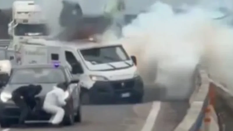 Asalto de película con explosiones y tiroteos a un furgón blindado en Italia