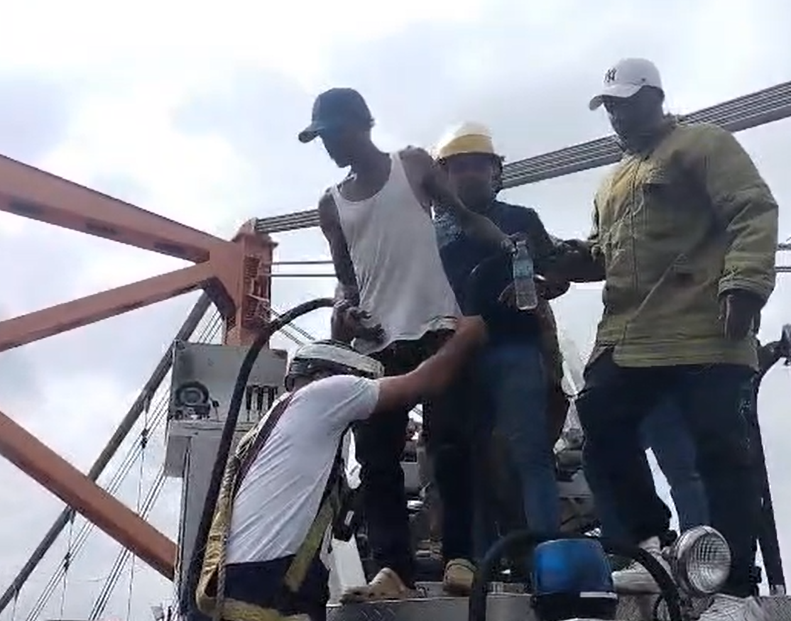 Rescatan hombre que tenía intenciones de lanzarse de un puente en Santiago