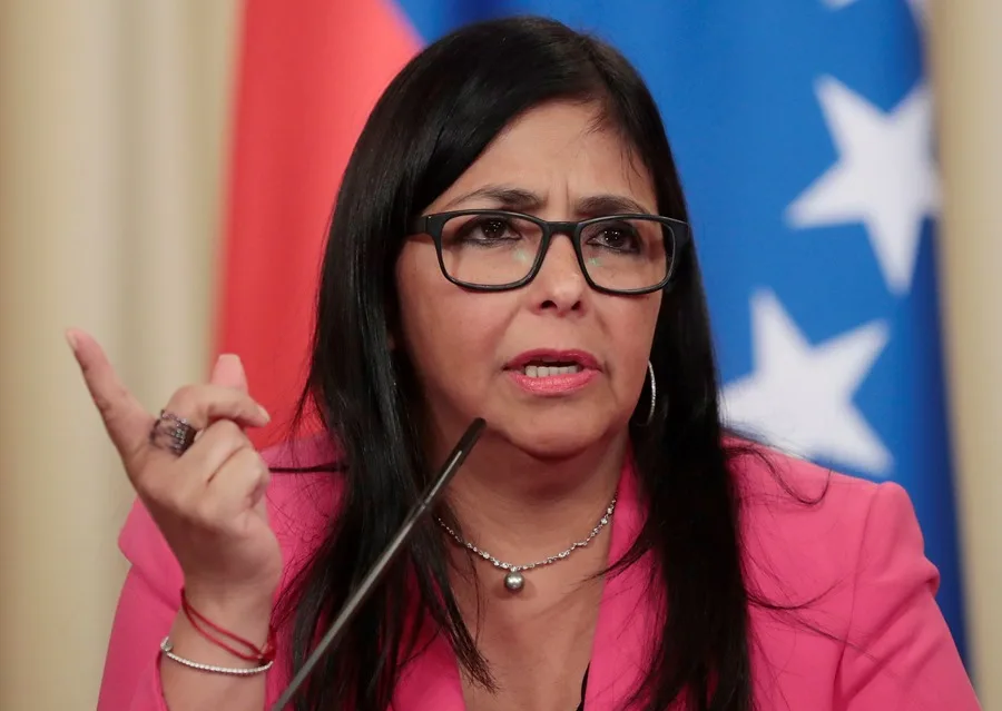 Trump atribuye a la política la defensa de Maduro hecha por Delcy Rodríguez y dice entenderla