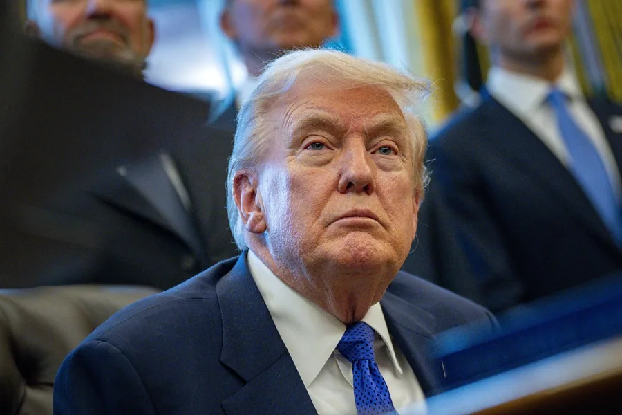 Trump dice que se podría usar un enfoque «un poco más suave» en los operativos migratorios en EE. UU.