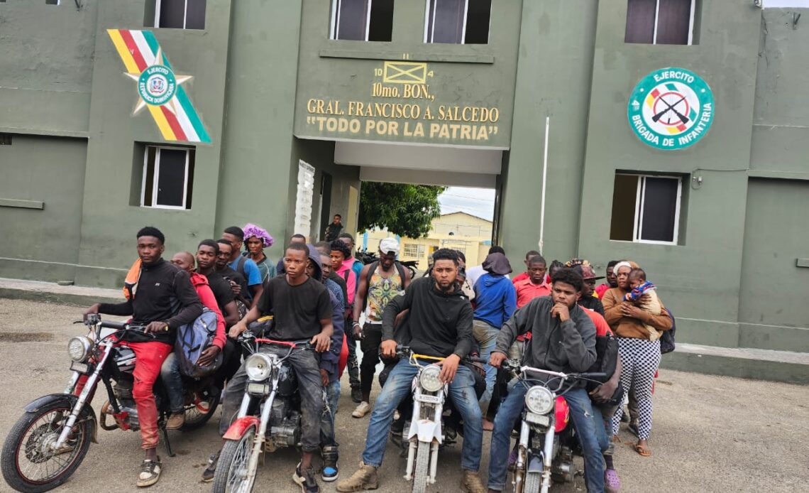 Detienen más de 30 haitianos indocumentados que eran guiados por dos dominicanos en Dajabón