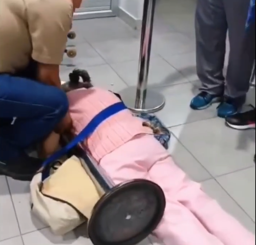 Mujer se desploma y fallece tras exigir medicamentos en un centro médico de Colombia