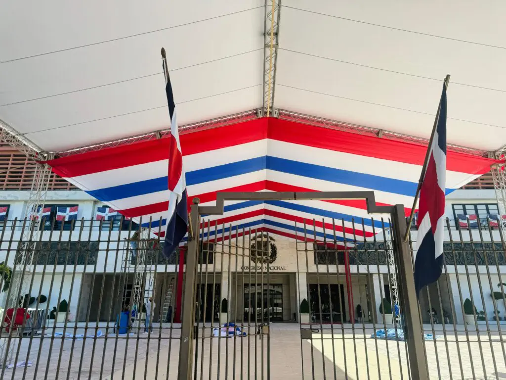 Senado establece protocolo de vestimenta para actos del 27 de febrero