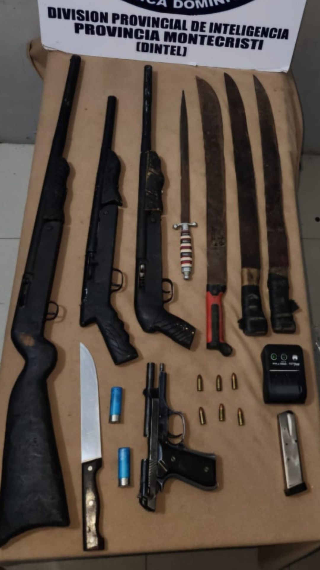 Ocupan armas ilegales, municiones y máquina de lotería clandestina en allanamientos en Montecristi