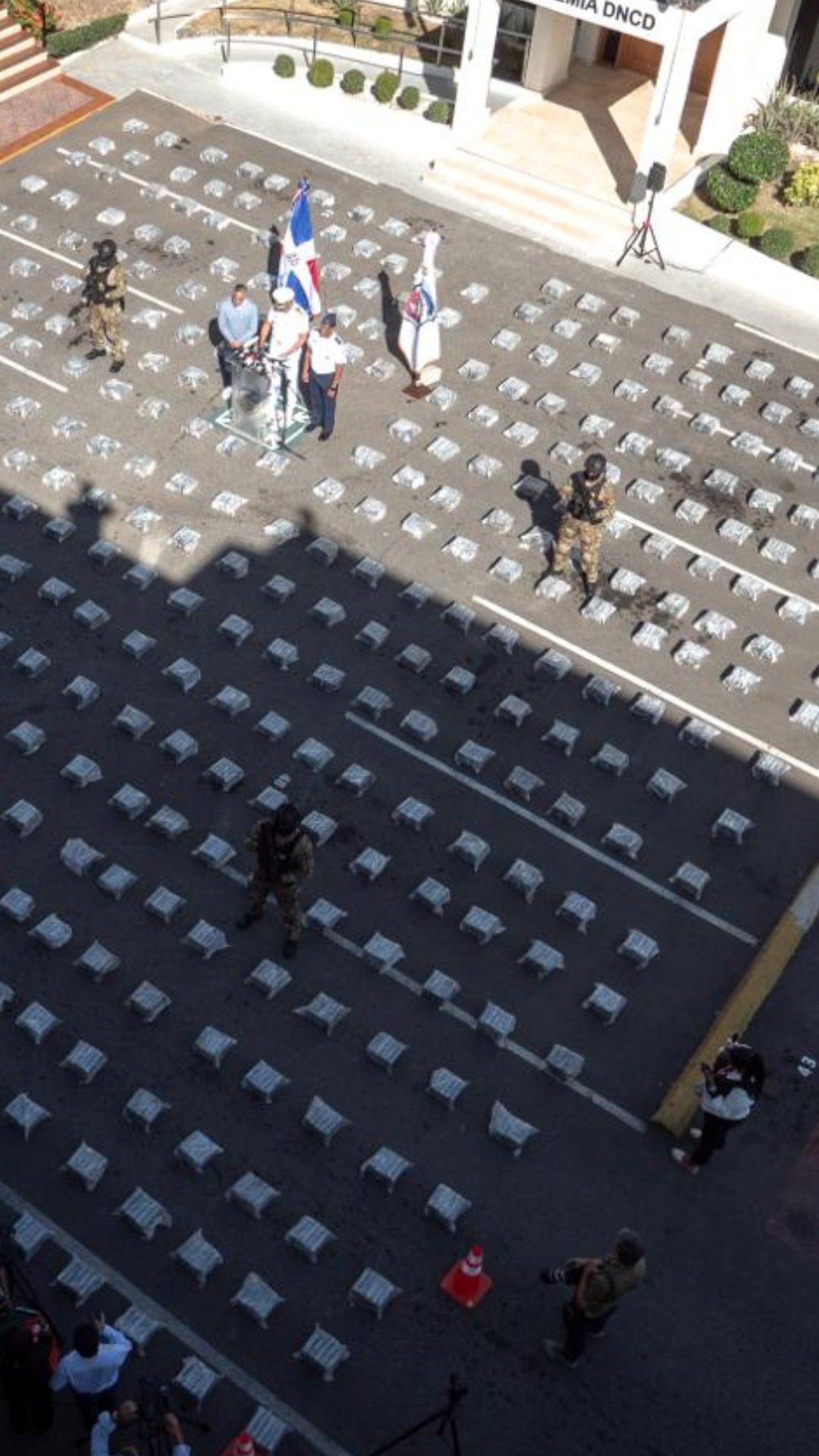 Arrestan seis hombres tras incautar más de dos toneladas de presunta cocaína en Baní