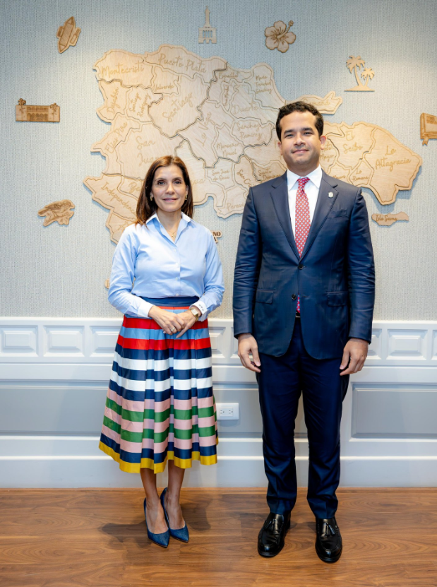 Omar Fernández recibe la embajadora de EE.UU. Leah Campos se reúnen