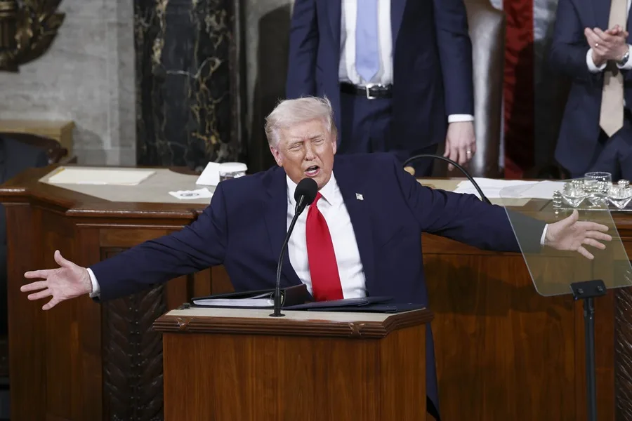 Demócratas gritan a Trump durante su discurso: «Has matado a estadounidenses»