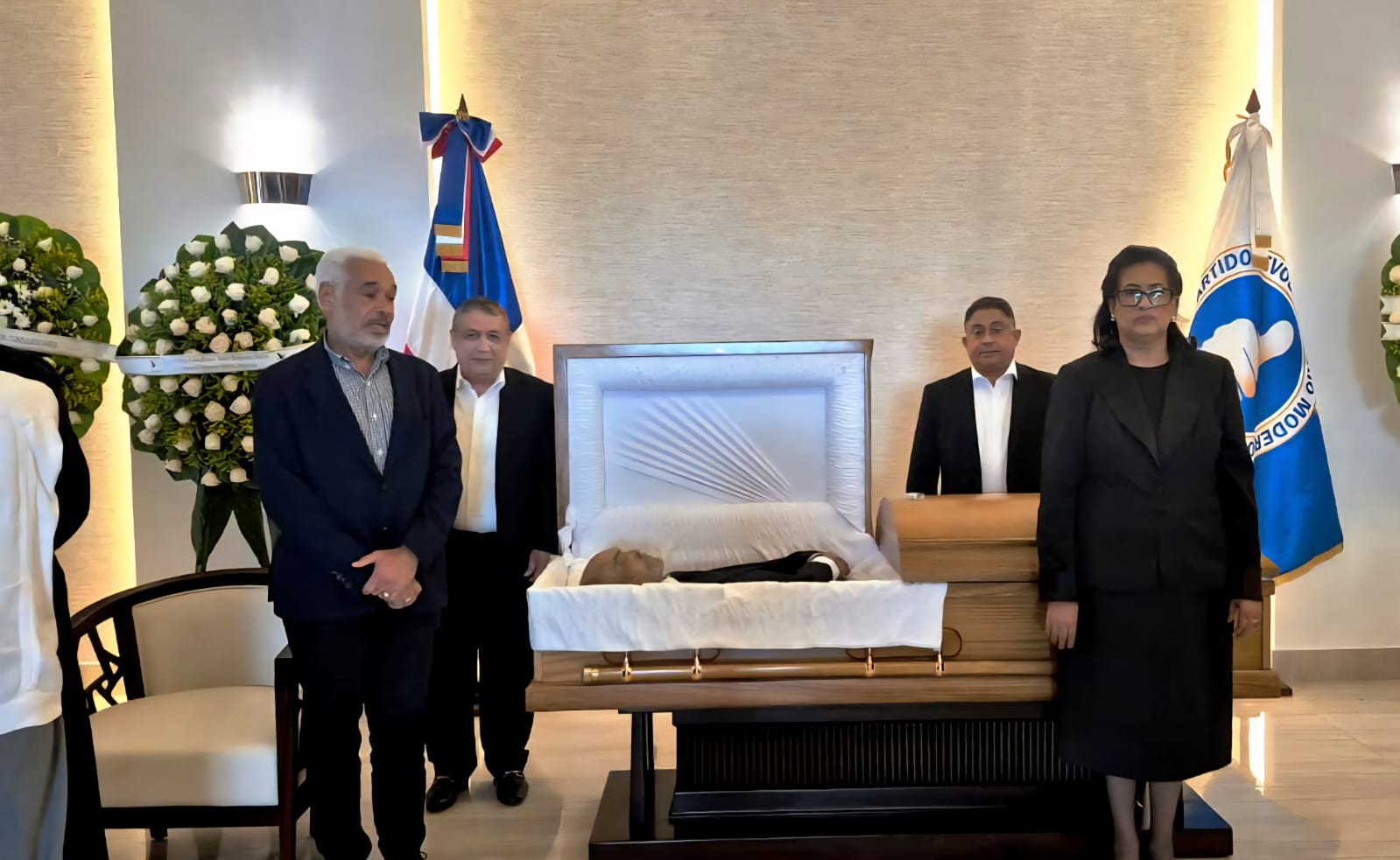 Comisión del PLD hizo guardia de honor en el velatorio de Ramón Alburquerque