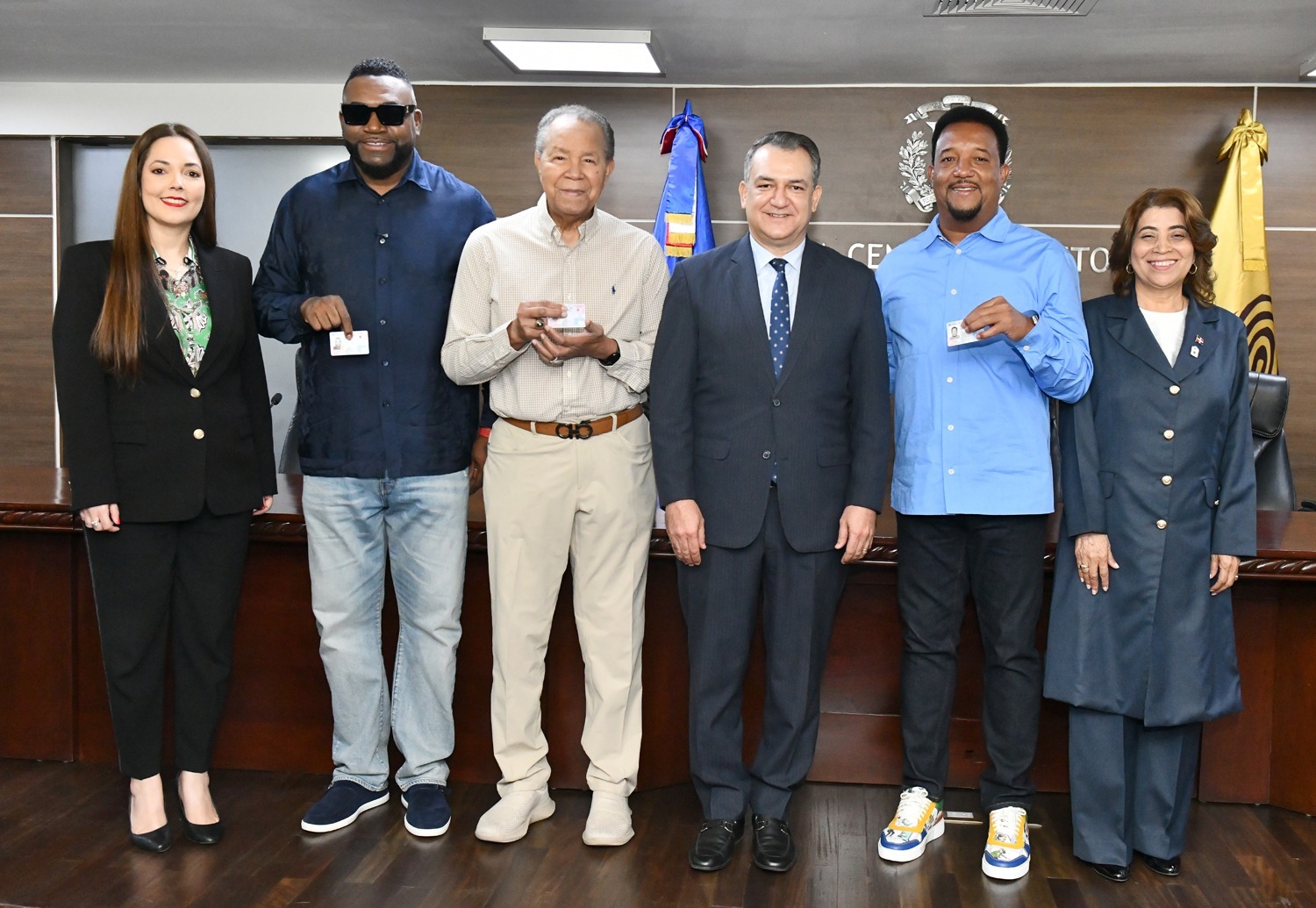 JCE entrega nueva cédula de identidad a peloteros miembros del Salón de la Fama de Cooperstown