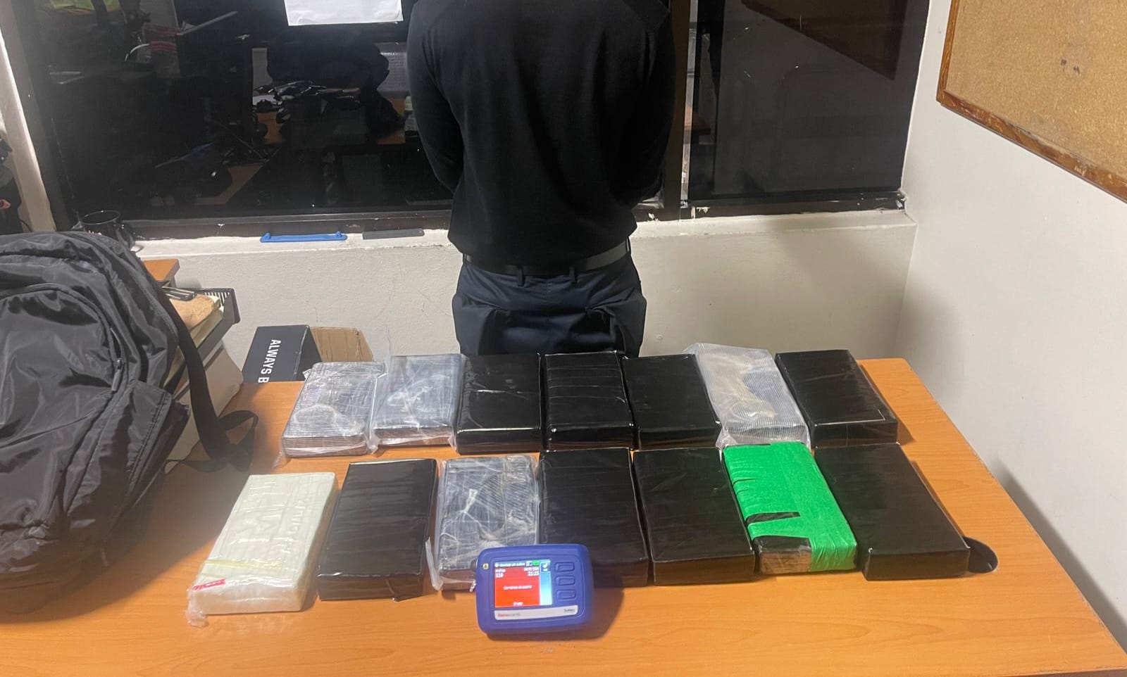 DNCD detiene a croata con 14 paquetes de presunta cocaína en el AILA