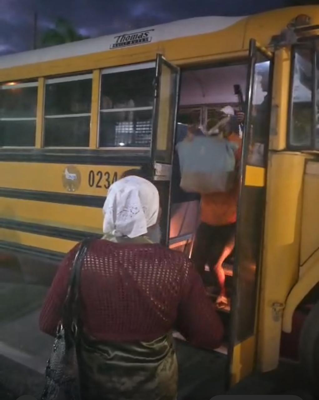 Policía retiene conductores con 114 extranjeros ilegales en San Juan