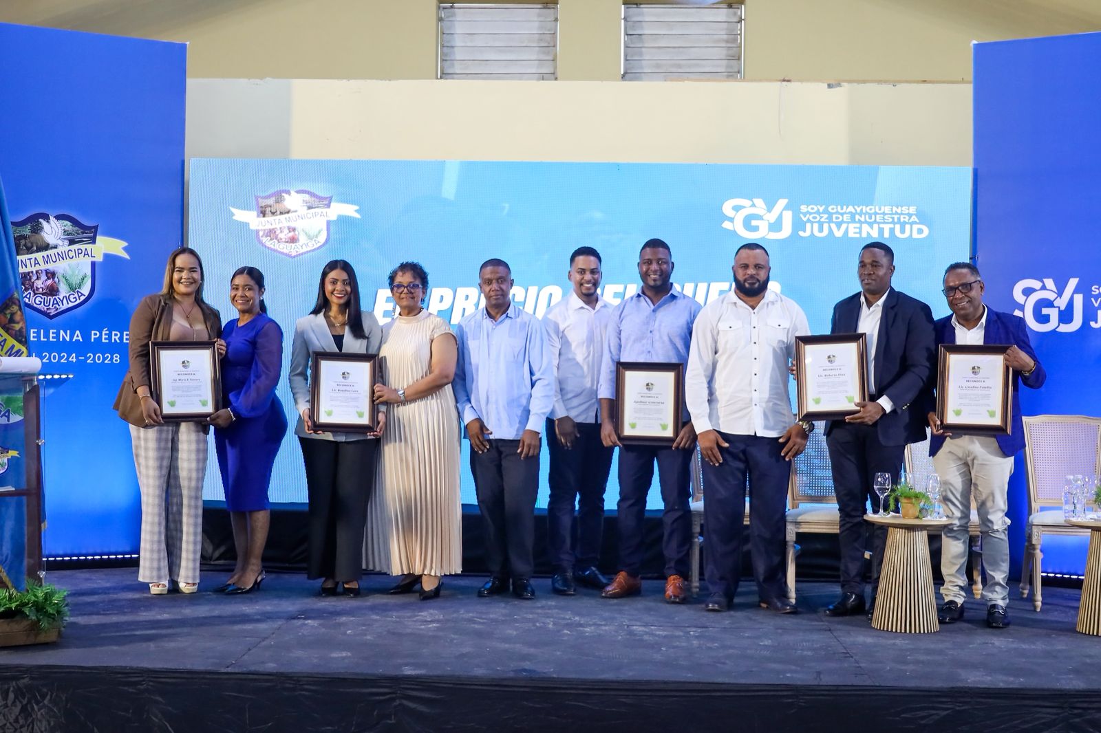 Periodista Rosalina Lora es reconocida por la Junta Municipal de La Guáyiga en el Día Nacional de la Juventud