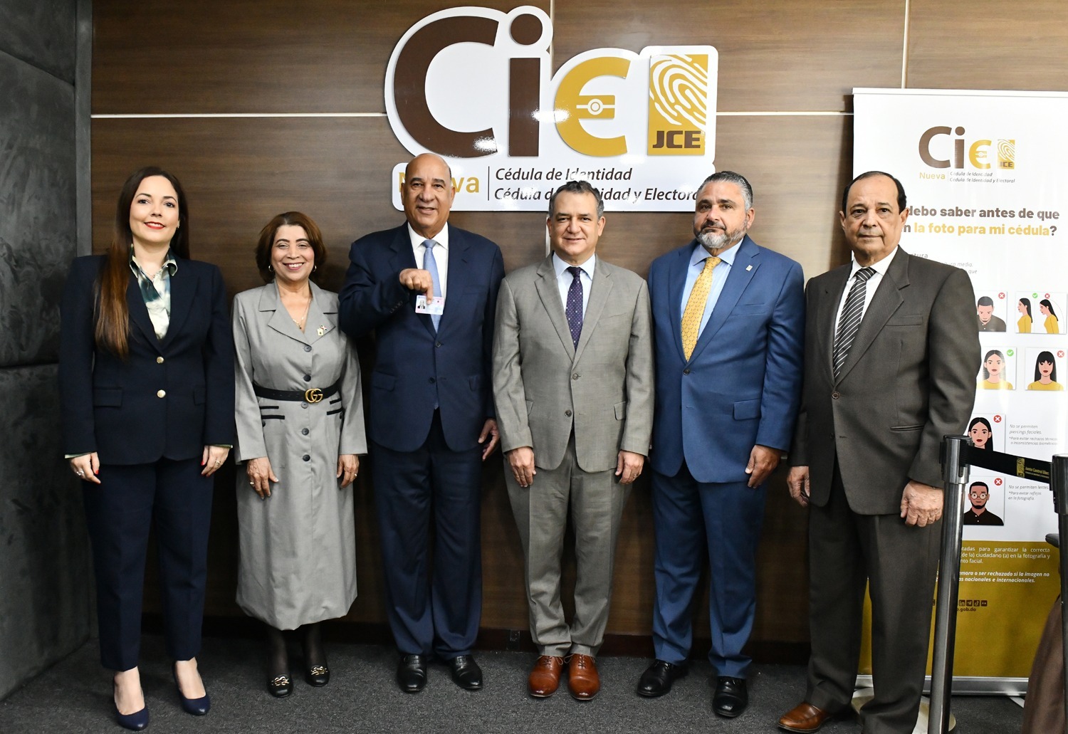 JCE entrega 28 nuevas cédulas a la FP; este miércoles sigue el PLD