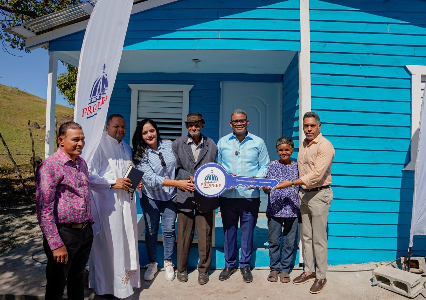 Pareja de envejecientes que vivía en pobreza extrema recibe un hogar digno en Azua