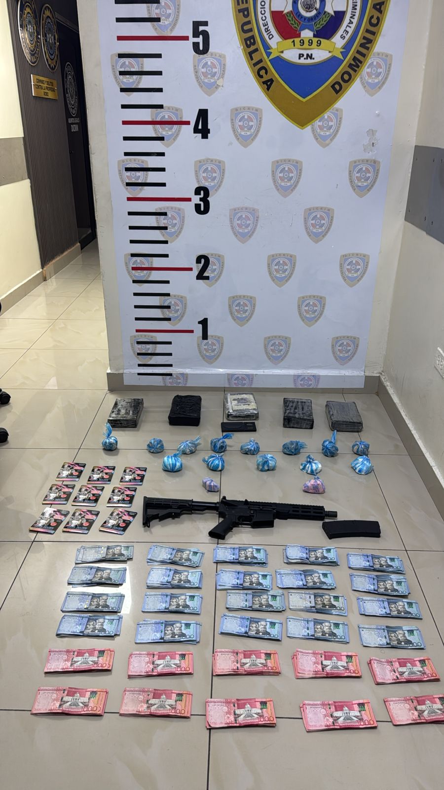 Apresan a hombre con fusil, dinero en efectivo y presunta droga en el Distrito Nacional