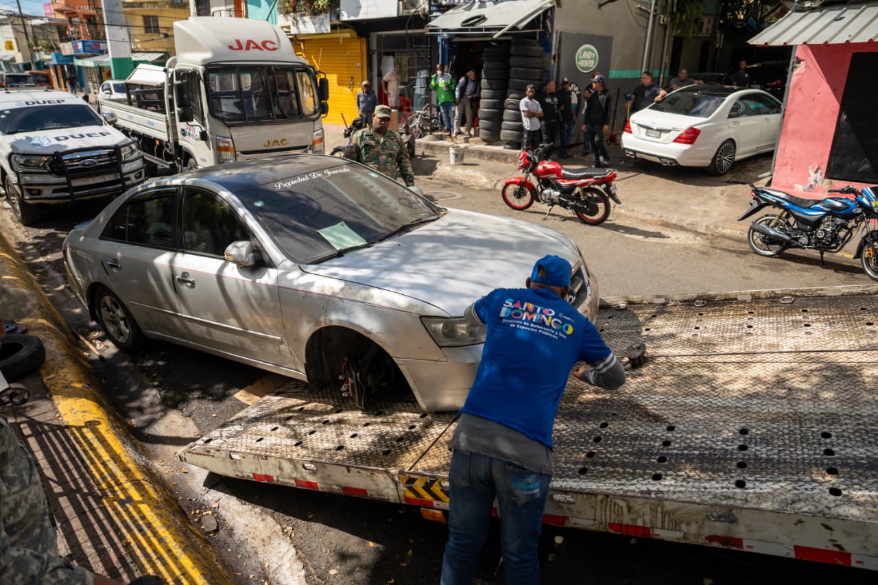 Retiran chatarras y liberan aceras ocupadas en Los Praditos