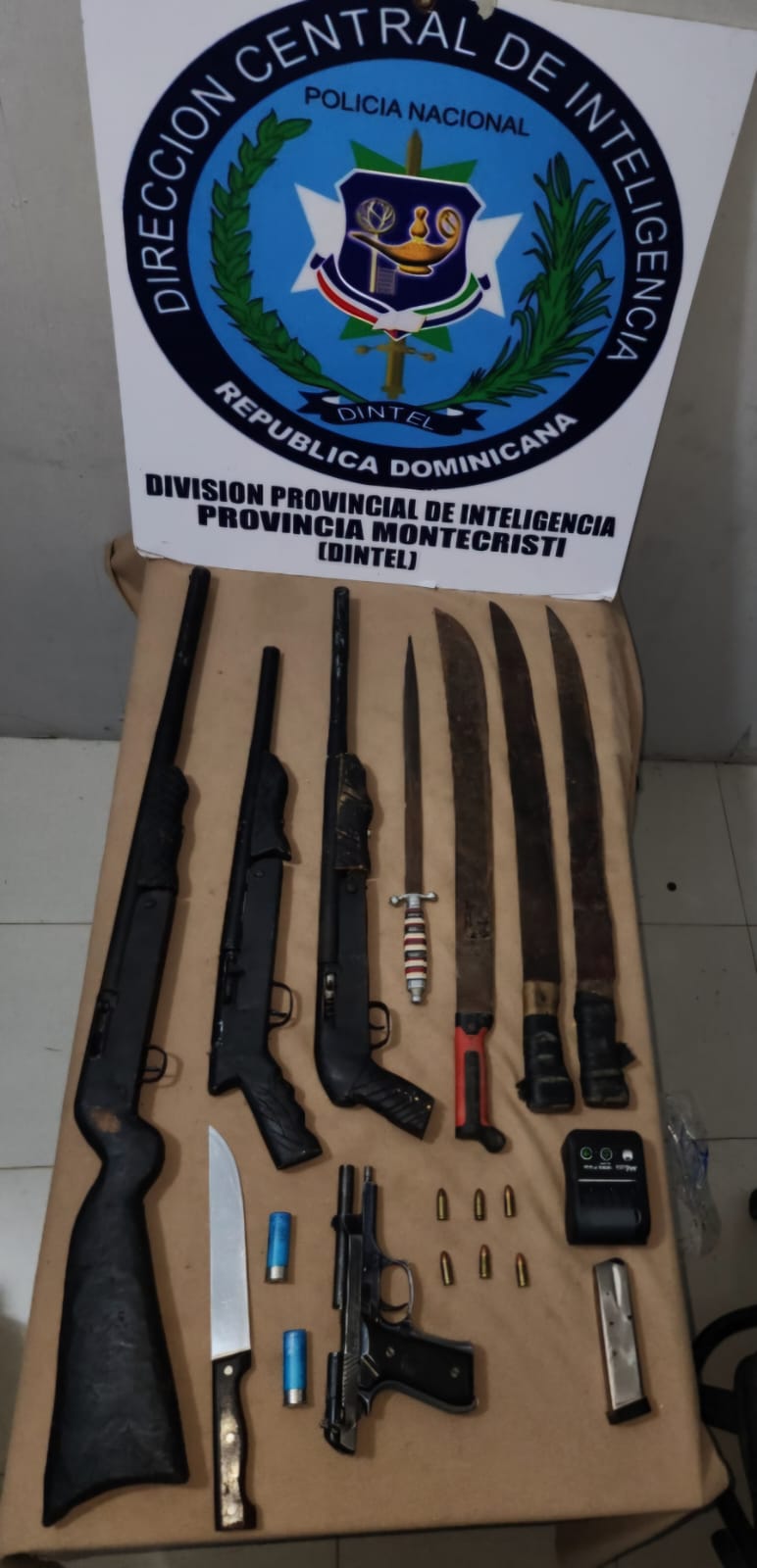 Ocupan armas ilegales, municiones y máquina de lotería clandestina en allanamientos en Montecristi