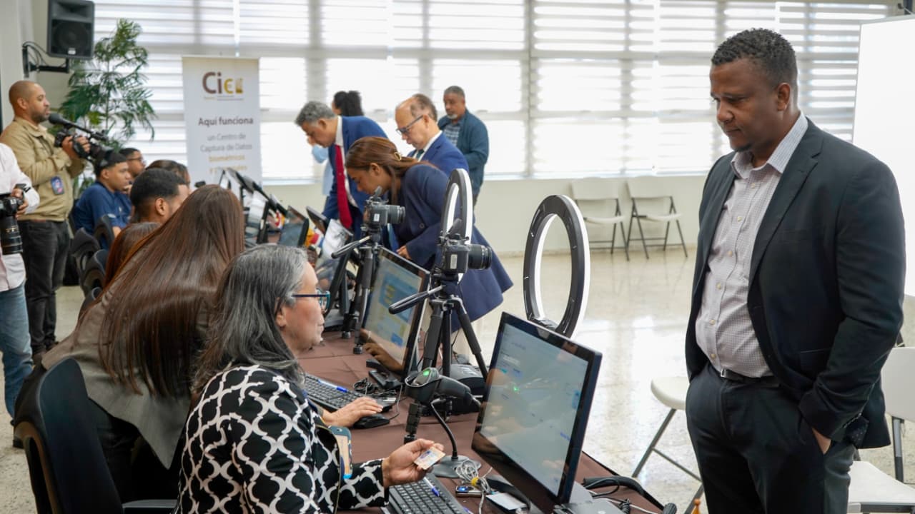 JCE lleva a empleados de la Cámara de Cuentas proceso de captación para nueva cédula