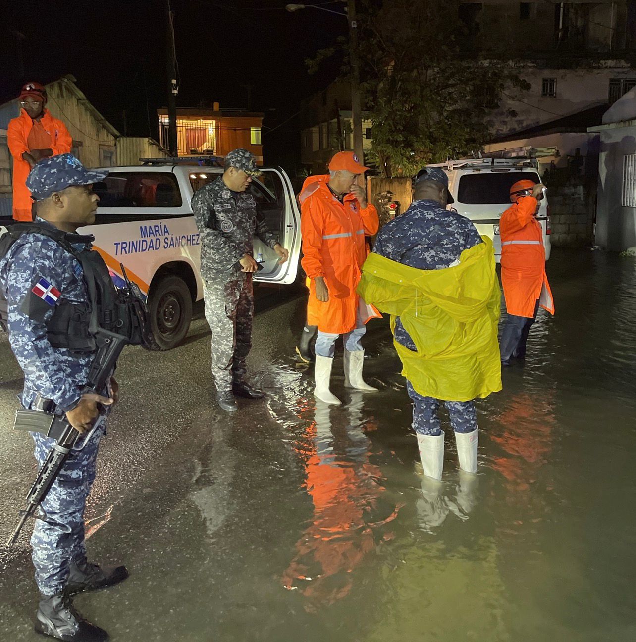 Policía y organismos de socorro rescatan a ocho personas atrapadas por inundaciones en Nagua