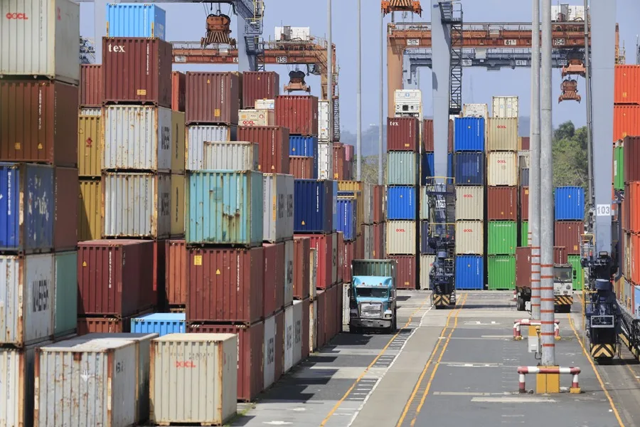 Trump firma una orden para imponer un nuevo arancel global del 10% tras el bloqueo del Supremo