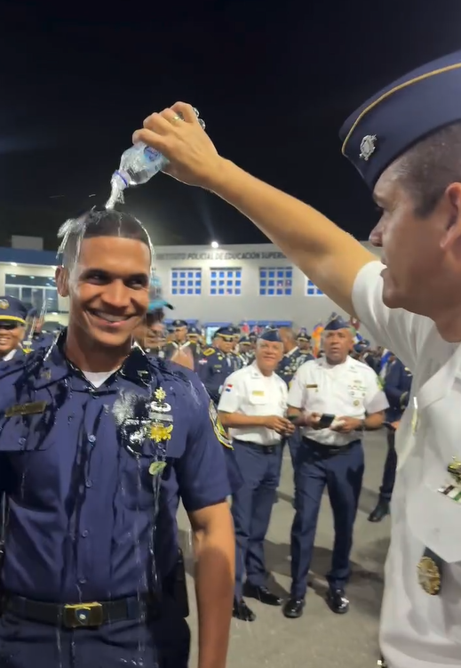 Los policías celebraron sus ascensos otorgados por decreto del presidente Luis Abinader