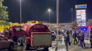 Policía desmiente reportes de saqueos tras incendio en sucursal de L&R Comercial en Villa Mella