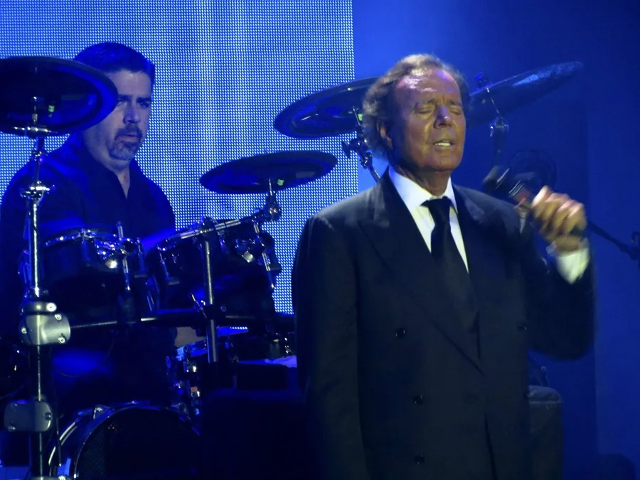 Julio Iglesias demanda a Yolanda Díaz por sus comentarios tras ser denunciado por abusos sexuales