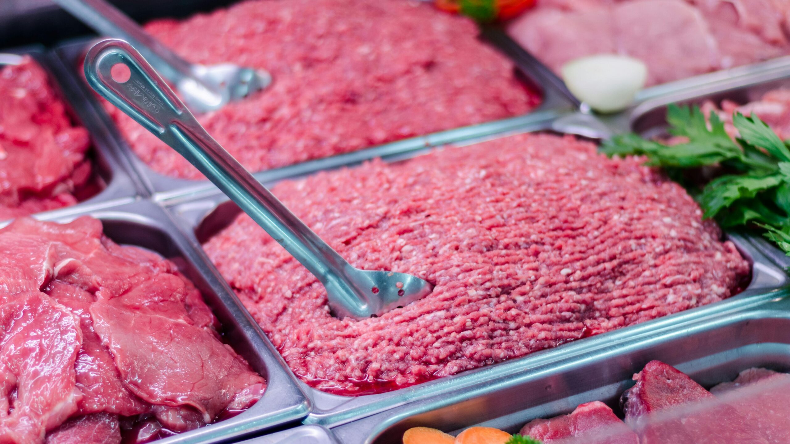 ¡Cuidado! Alertan sobre presencia de plástico en bandejas de carne picada para hamburguesas