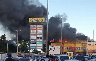 Reportan incendio en comercio en Villa Mella