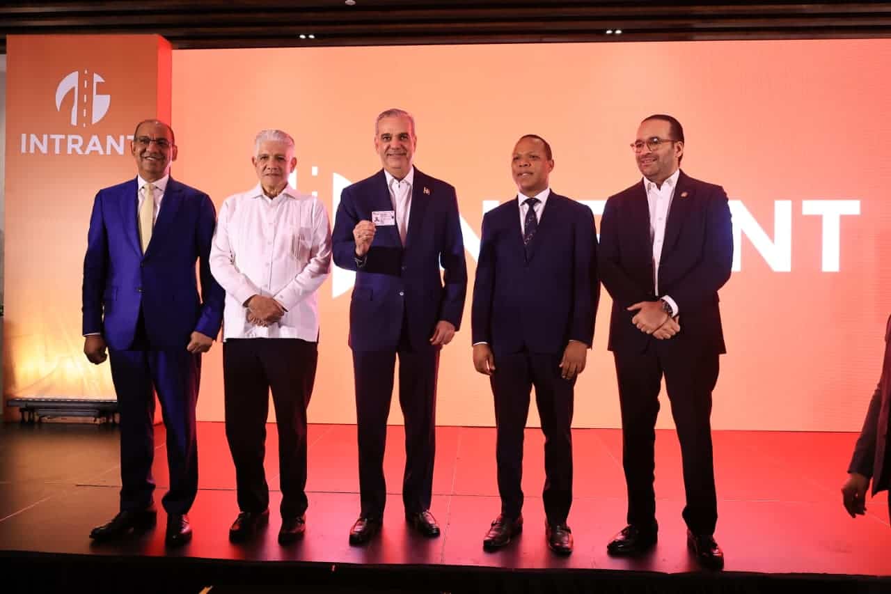 Presidente Luis Abinader recibe la primera nueva licencia de conducir