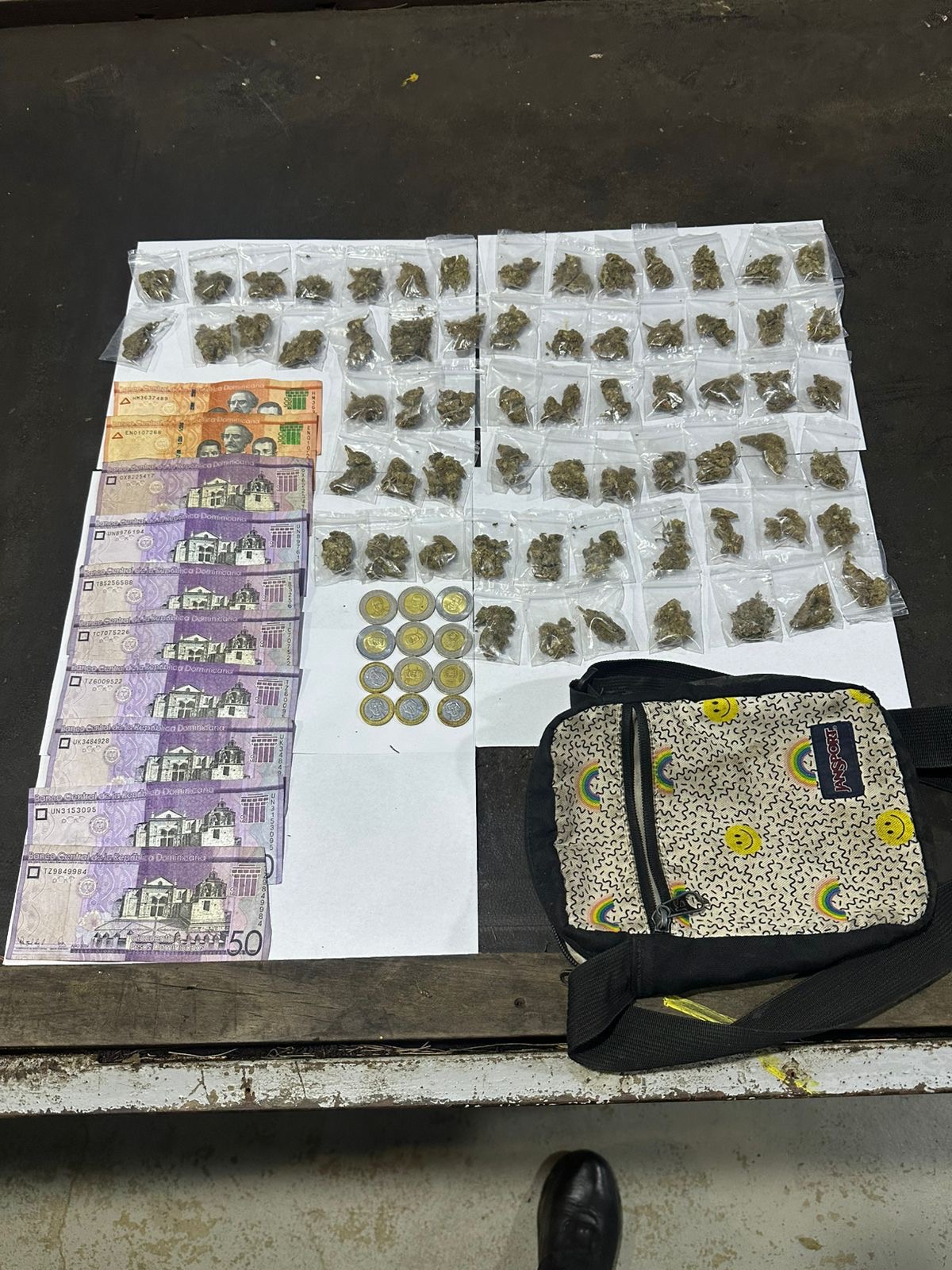 Dos detenidos y más de 490 porciones de drogas ocupadas en operativos en Santiago