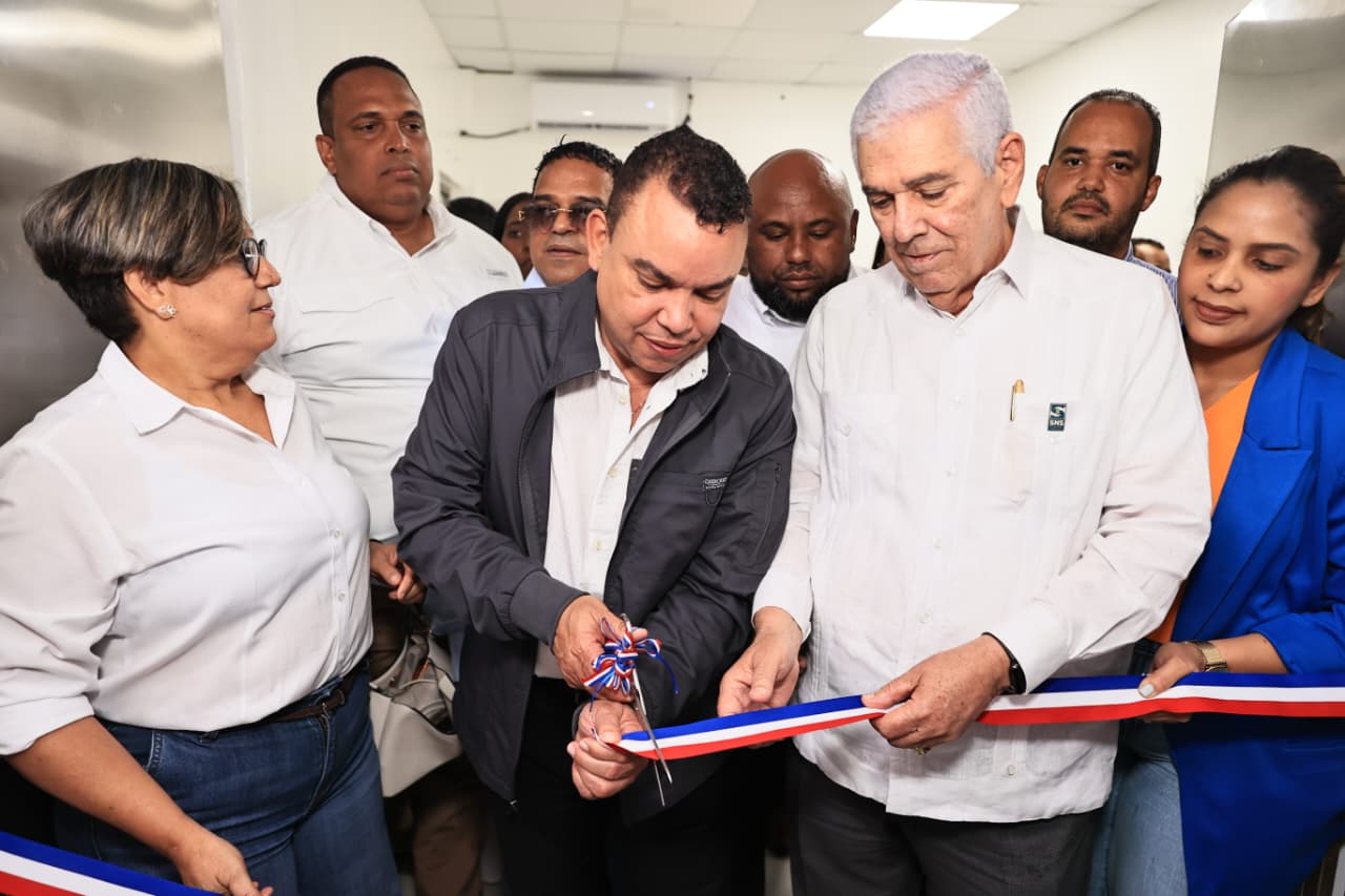 Director del SNS encabeza entrega de tomógrafo en hospital de Cotuí
