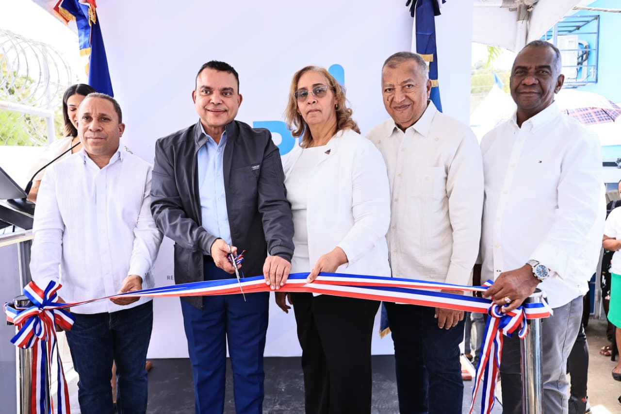 SNS entrega tres centros de primer nivel en San Cristóbal y Peravia