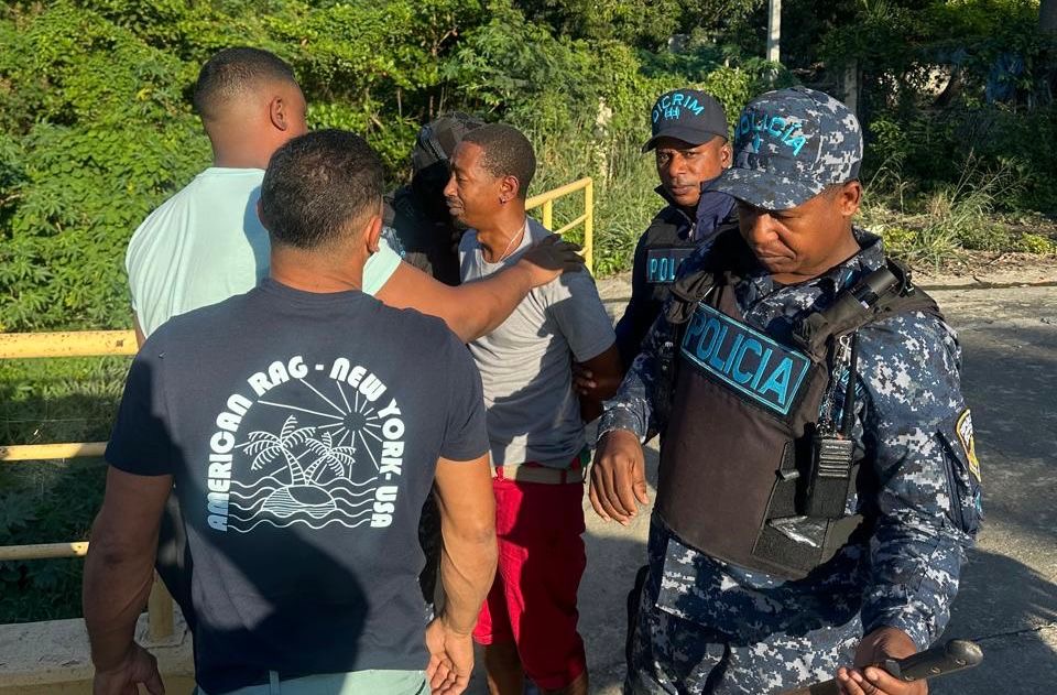 Policía Nacional arresta en flagrante delito a “Arcángel” por muerte de otro en Santiago