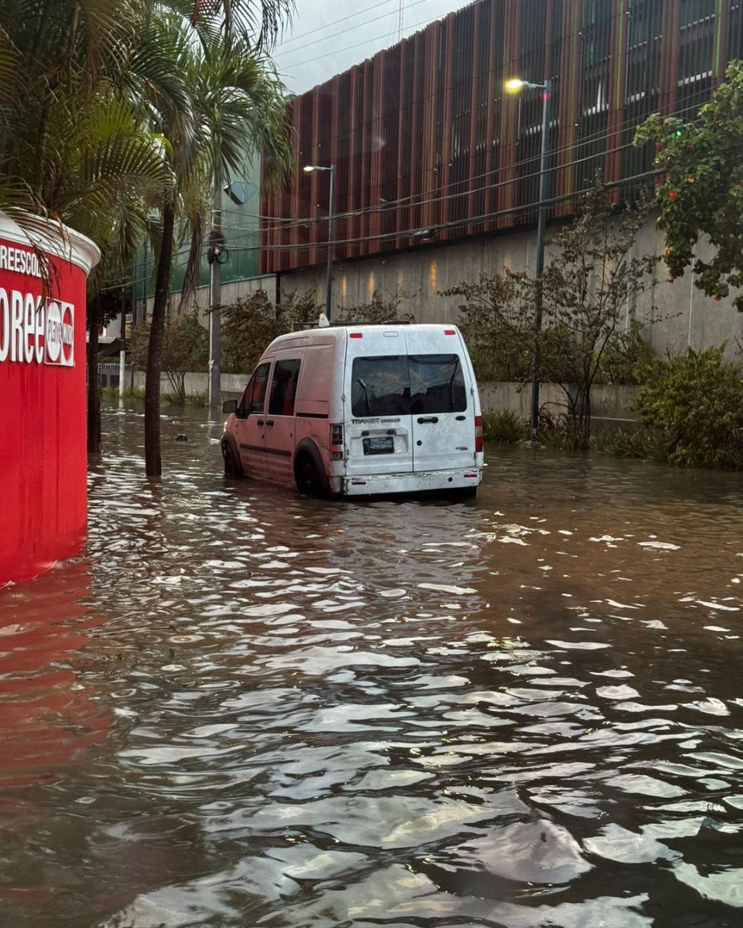 Lluvias provocan caos vehicular e inundaciones urbanas en Santo Domingo