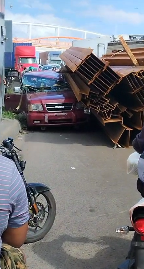 Camión volcado genera fuerte congestión en el km 9 de la Autopista Duarte