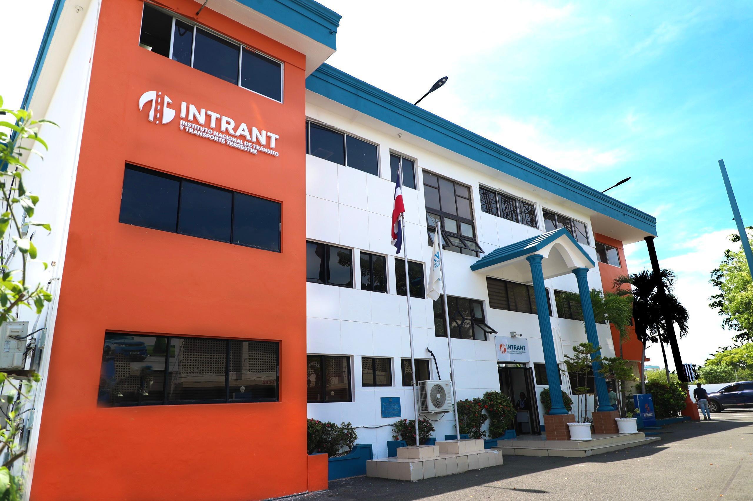 Intrant elimina simuladores y restablece exámenes presenciales para todas las licencias